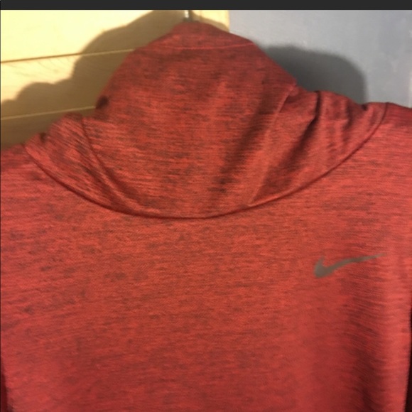Red hooded light running nike sweatshirt - Picture 6 of 6